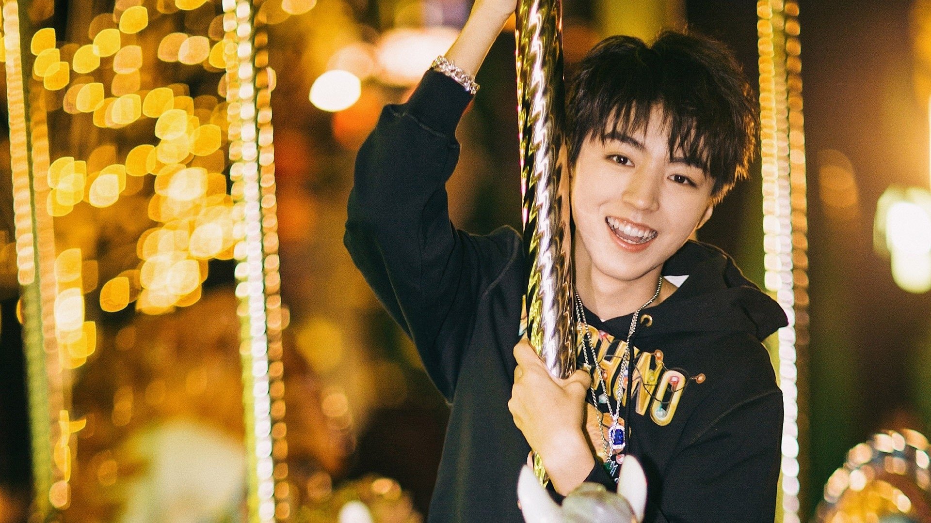 九游官网pc-_球迷狂欢节：现场互动、签名会热情高涨_，球迷的疯狂举动